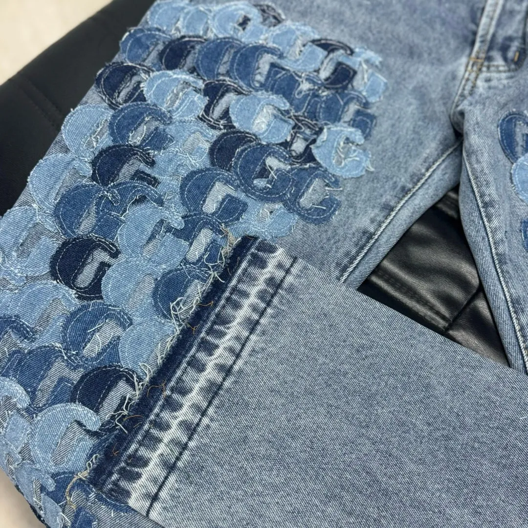 #8062 P286💰 GALLERY DEPT.G letter patch pudding 5001 denim washed and distressed spliced jeans -Original purchase and pattern making to truly restore the ultimate vintage texture -Original hardware accessories, washed and other elevators, QR code analysis are all purchased from the original factory, high degree of restoration, you are welcome to compare with a certain product ~ -Three-dimensional version Loose and comfortable, not picky about the figure, taller and slimmer, factory Seiko, original factory quality control, same style for men and women, can be matched with couples Versatile recommendation: must-have jeans for all seasons Color: blue Size: S-XXL (28-36)